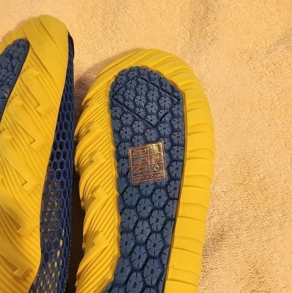 NWOT blue & yellow water shoes size 6.5 - Picture 6 of 7